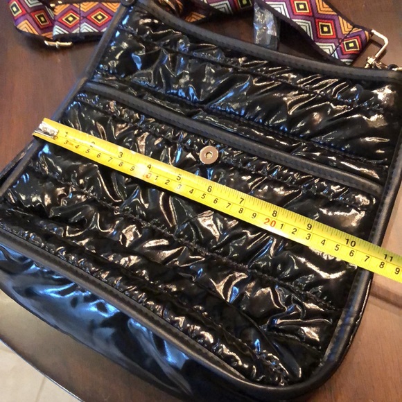 🍐 Puffy lightweight nylon messenger bag, wide abstract strap, gold tone clip - Picture 13 of 15